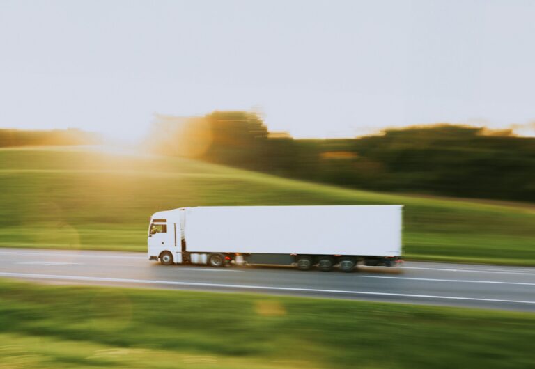 Nota obciążeniowa w transporcie - kiedy przewoźnik musi zapłacić, a kiedy nie?